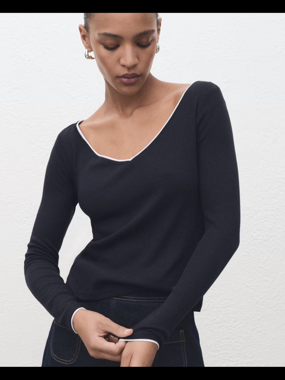 Women's Black Long-Sleeve V-Neck MANGO Top with White Trim ( Size L)